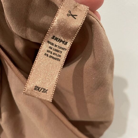 SKIMS ESSENTIAL SCOOP NECK BODYSUIT - Picture 8 of 8